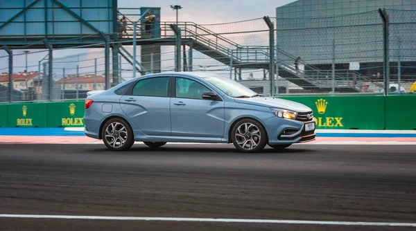 Sochi, Krasnodar bölgesi, Rusya Federasyonu - 31 Ağustos 2018: Sochi Formula 1 Autodrom o yeni prestijli Lada Vesta spor araba. Sunu Avtovaz yeni araç üretimi