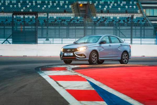 Sochi, Krasnodar bölgesi, Rusya Federasyonu - 31 Ağustos 2018: Sochi Formula 1 Autodrom o yeni prestijli Lada Vesta spor araba. Sunu Avtovaz yeni araç üretimi