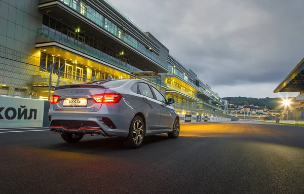Sochi, Krasnodar bölgesi, Rusya Federasyonu - 31 Ağustos 2018: Sochi Formula 1 Autodrom o yeni prestijli Lada Vesta spor araba. Sunu Avtovaz yeni araç üretimi