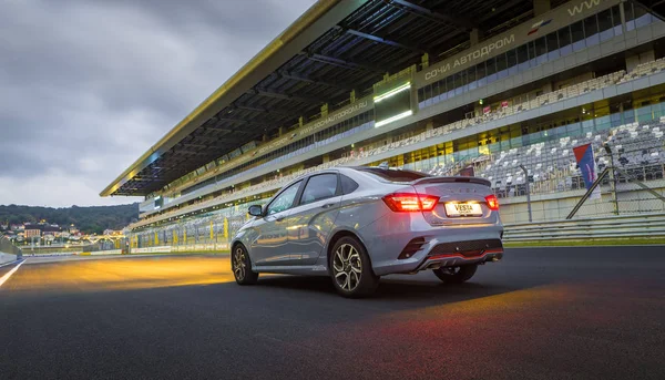 Sochi, Krasnodar bölgesi, Rusya Federasyonu - 31 Ağustos 2018: Sochi Formula 1 Autodrom o yeni prestijli Lada Vesta spor araba. Sunu Avtovaz yeni araç üretimi