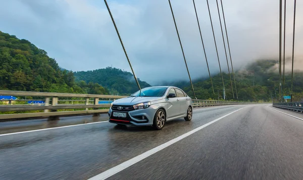 Sochi, Krasnodar bölgesi, Rusya Federasyonu - 01 Eylül 2018: o yeni prestijli Lada Vesta spor araba, Rusya Federasyonu yüksek hızlı yollarda. Sunu Avtovaz yeni araç üretimi 