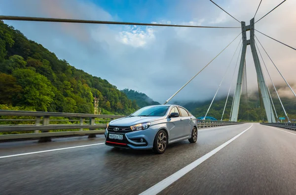 Sochi, Krasnodar bölgesi, Rusya Federasyonu - 01 Eylül 2018: o yeni prestijli Lada Vesta spor araba, Rusya Federasyonu yüksek hızlı yollarda. Sunu Avtovaz yeni araç üretimi 