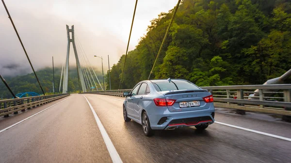 Sochi, Krasnodar bölgesi, Rusya Federasyonu - 01 Eylül 2018: o yeni prestijli Lada Vesta spor araba, Rusya Federasyonu yüksek hızlı yollarda. Sunu Avtovaz yeni araç üretimi 