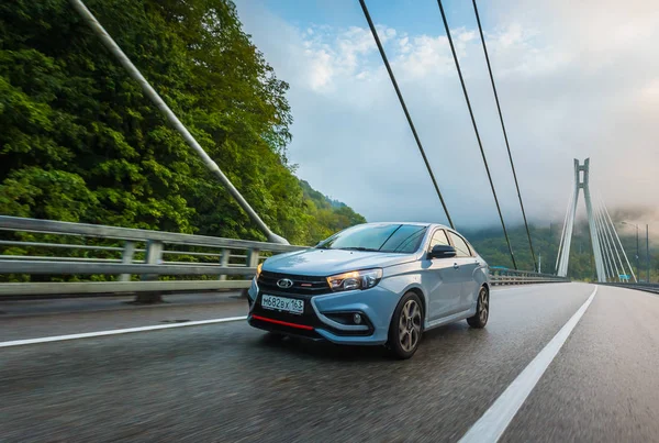 Sochi, Krasnodar bölgesi, Rusya Federasyonu - 01 Eylül 2018: o yeni prestijli Lada Vesta spor araba, Rusya Federasyonu yüksek hızlı yollarda. Sunu Avtovaz yeni araç üretimi 