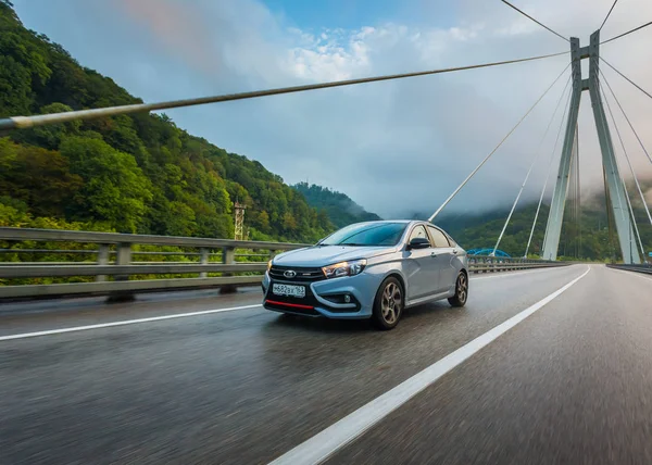 Sochi, Krasnodar bölgesi, Rusya Federasyonu - 01 Eylül 2018: o yeni prestijli Lada Vesta spor araba, Rusya Federasyonu yüksek hızlı yollarda. Sunu Avtovaz yeni araç üretimi 