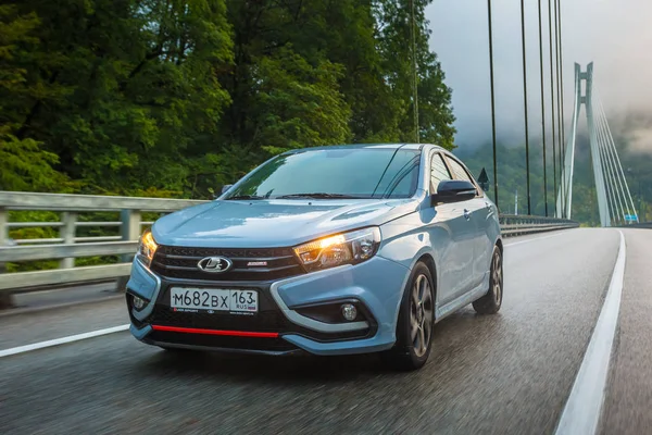 Sochi, Krasnodar bölgesi, Rusya Federasyonu - 01 Eylül 2018: o yeni prestijli Lada Vesta spor araba, Rusya Federasyonu yüksek hızlı yollarda. Sunu Avtovaz yeni araç üretimi 