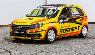 Togliatti, Samara bölgesi - 12 Ocak 2019: Lada Rosneft spor yarış araba Avtovaz Mühendislik Merkezi tanıtımı yeni tasarım. Lada Granta spor