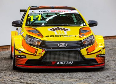 Togliatti, Samara bölgesi - 12 Ocak 2019: Lada Rosneft spor yarış araba Avtovaz Mühendislik Merkezi tanıtımı yeni tasarım. Lada Vesta spor 
