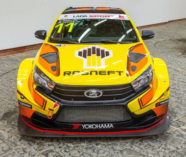 Togliatti, Samara bölgesi - 12 Ocak 2019: Lada Rosneft spor yarış araba Avtovaz Mühendislik Merkezi tanıtımı yeni tasarım. Lada Vesta spor 