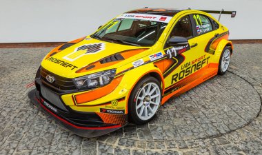 Togliatti, Samara bölgesi - 12 Ocak 2019: Lada Rosneft spor yarış araba Avtovaz Mühendislik Merkezi tanıtımı yeni tasarım. Lada Vesta spor 