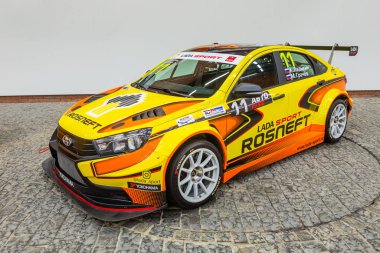 Togliatti, Samara bölgesi - 12 Ocak 2019: Lada Rosneft spor yarış araba Avtovaz Mühendislik Merkezi tanıtımı yeni tasarım. Lada Vesta spor 