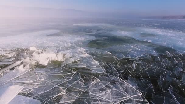 氷で幻想的な眺め 春に融解凍結氷川 薄い氷の大きな領域の動きをすばやく 氷の小片に分割します 春先にヴォルガ川 — ストック動画