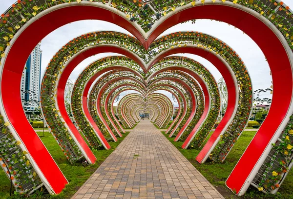 Grozni, Rusya - 19 Nisan 2019: Çeçen Cumhuriyeti'nin başkenti Grozni. Çiçek Parkı'ndaki Kalpler Sokağı. Kalp kemeri.