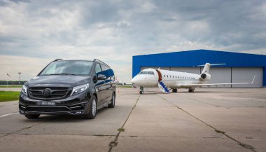 Domodedovo, Moskova, Rusya - 03 Haziran 2016: Larte Design Tuning Company'nin tuning kiti ile Mercedes Benz V sınıfı lüks otomobilile özel business Jet uçağı uluslararası havaalanında birlikte gösterildi