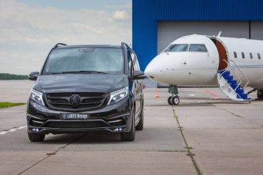 Domodedovo, Moskova, Rusya - 03 Haziran 2016: Larte Design Tuning Company'nin tuning kiti ile Mercedes Benz V sınıfı lüks otomobilile özel business Jet uçağı uluslararası havaalanında birlikte gösterildi