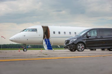 Domodedovo, Moskova, Rusya - 03 Haziran 2016: Larte Design Tuning Company'nin tuning kiti ile Mercedes Benz V sınıfı lüks otomobilile özel business Jet uçağı uluslararası havaalanında birlikte gösterildi