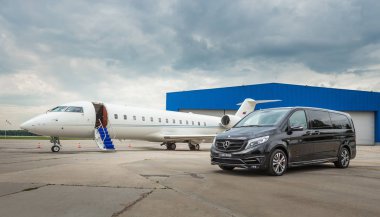 Domodedovo, Moskova, Rusya - 03 Haziran 2016: Larte Design Tuning Company'nin tuning kiti ile Mercedes Benz V sınıfı lüks otomobilile özel business Jet uçağı uluslararası havaalanında birlikte gösterildi
