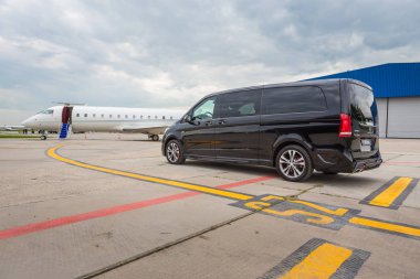 Domodedovo, Moskova, Rusya - 03 Haziran 2016: Larte Design Tuning Company'nin tuning kiti ile Mercedes Benz V sınıfı lüks otomobilile özel business Jet uçağı uluslararası havaalanında birlikte gösterildi
