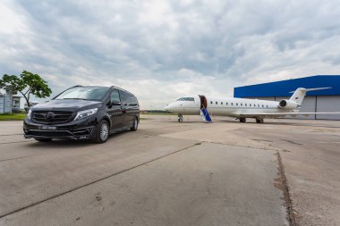 Domodedovo, Moskova, Rusya - 03 Haziran 2016: Larte Design Tuning Company'nin tuning kiti ile Mercedes Benz V sınıfı lüks otomobilile özel business Jet uçağı uluslararası havaalanında birlikte gösterildi