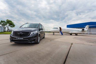 Domodedovo, Moskova, Rusya - 03 Haziran 2016: Larte Design Tuning Company'nin tuning kiti ile Mercedes Benz V sınıfı lüks otomobilile özel business Jet uçağı uluslararası havaalanında birlikte gösterildi