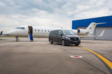 Domodedovo, Moskova, Rusya - 03 Haziran 2016: Larte Design Tuning Company'nin tuning kiti ile Mercedes Benz V sınıfı lüks otomobilile özel business Jet uçağı uluslararası havaalanında birlikte gösterildi