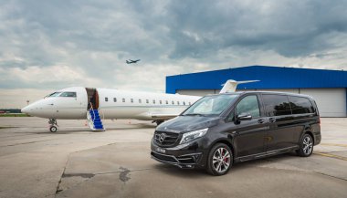 Domodedovo, Moskova, Rusya - 03 Haziran 2016: Larte Design Tuning Company'nin tuning kiti ile Mercedes Benz V sınıfı lüks otomobilile özel business Jet uçağı uluslararası havaalanında birlikte gösterildi