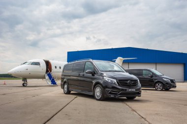 Domodedovo, Moskova, Rusya - 03 Haziran 2016: Larte Design Tuning Company'nin tuning kiti ile Mercedes Benz V sınıfı lüks otomobilile özel business Jet uçağı uluslararası havaalanında birlikte gösterildi