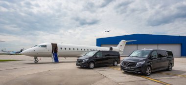 Domodedovo, Moskova, Rusya - 03 Haziran 2016: Larte Design Tuning Company'nin tuning kiti ile Mercedes Benz V sınıfı lüks otomobilile özel business Jet uçağı uluslararası havaalanında birlikte gösterildi
