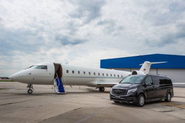 Domodedovo, Moskova, Rusya - 03 Haziran 2016: Larte Design Tuning Company'nin tuning kiti ile Mercedes Benz V sınıfı lüks otomobilile özel business Jet uçağı uluslararası havaalanında birlikte gösterildi