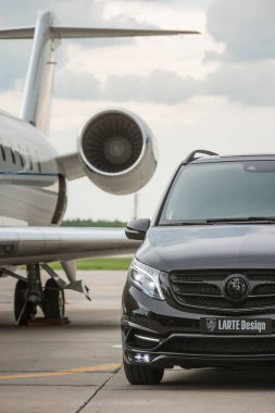 Domodedovo, Moskova, Rusya - 03 Haziran 2016: Larte Design Tuning Company'nin tuning kiti ile Mercedes Benz V sınıfı lüks otomobilile özel business Jet uçağı uluslararası havaalanında birlikte gösterildi