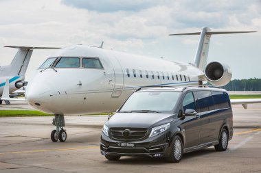 Domodedovo, Moskova, Rusya - 03 Haziran 2016: Larte Design Tuning Company'nin tuning kiti ile Mercedes Benz V sınıfı lüks otomobilile özel business Jet uçağı uluslararası havaalanında birlikte gösterildi