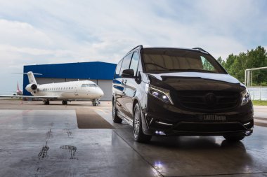 Domodedovo, Moskova, Rusya - 03 Haziran 2016: Larte Design Tuning Company'nin tuning kiti ile Mercedes Benz V sınıfı lüks otomobilile özel business Jet uçağı uluslararası havaalanında birlikte gösterildi