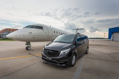 Domodedovo, Moskova, Rusya - 03 Haziran 2016: Larte Design Tuning Company'nin tuning kiti ile Mercedes Benz V sınıfı lüks otomobilile özel business Jet uçağı uluslararası havaalanında birlikte gösterildi
