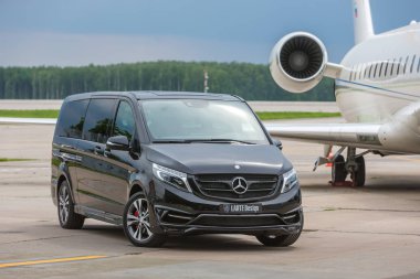 Domodedovo, Moskova, Rusya - 03 Haziran 2016: Larte Design Tuning Company'nin tuning kiti ile Mercedes Benz V sınıfı lüks otomobilile özel business Jet uçağı uluslararası havaalanında birlikte gösterildi