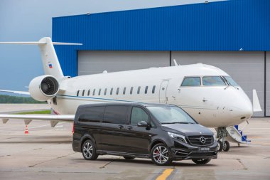 Domodedovo, Moskova, Rusya - 03 Haziran 2016: Larte Design Tuning Company'nin tuning kiti ile Mercedes Benz V sınıfı lüks otomobilile özel business Jet uçağı uluslararası havaalanında birlikte gösterildi