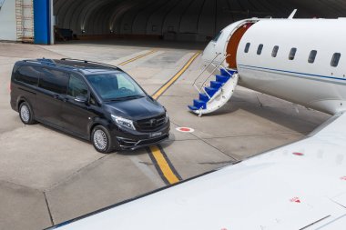 Domodedovo, Moskova, Rusya - 03 Haziran 2016: Larte Design Tuning Company'nin tuning kiti ile Mercedes Benz V sınıfı lüks otomobilile özel business Jet uçağı uluslararası havaalanında birlikte gösterildi