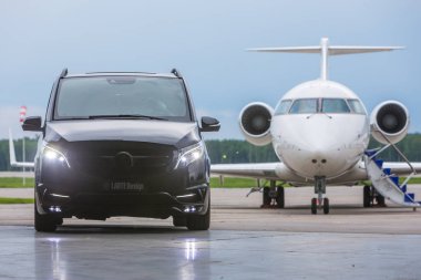 Domodedovo, Moskova, Rusya - 03 Haziran 2016: Larte Design Tuning Company'nin tuning kiti ile Mercedes Benz V sınıfı lüks otomobilile özel business Jet uçağı uluslararası havaalanında birlikte gösterildi