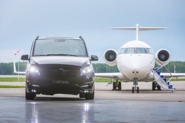 Domodedovo, Moskova, Rusya - 03 Haziran 2016: Larte Design Tuning Company'nin tuning kiti ile Mercedes Benz V sınıfı lüks otomobilile özel business Jet uçağı uluslararası havaalanında birlikte gösterildi