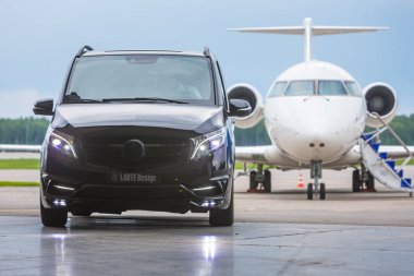 Domodedovo, Moskova, Rusya - 03 Haziran 2016: Larte Design Tuning Company'nin tuning kiti ile Mercedes Benz V sınıfı lüks otomobilile özel business Jet uçağı uluslararası havaalanında birlikte gösterildi