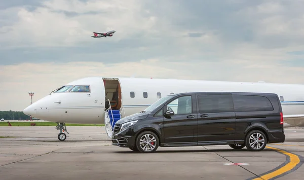 Domodedovo, Moskova, Rusya - 03 Haziran 2016: Larte Design Tuning Company'nin tuning kiti ile Mercedes Benz V sınıfı lüks otomobilile özel business Jet uçağı uluslararası havaalanında birlikte gösterildi