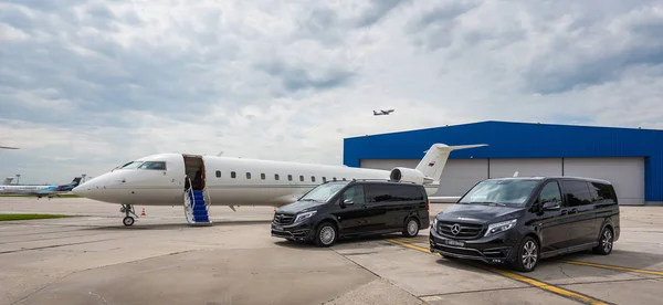 Domodedovo, Moskova, Rusya - 03 Haziran 2016: Larte Design Tuning Company'nin tuning kiti ile Mercedes Benz V sınıfı lüks otomobilile özel business Jet uçağı uluslararası havaalanında birlikte gösterildi
