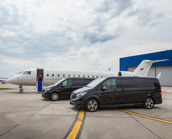 Domodedovo, Moskova, Rusya - 03 Haziran 2016: Larte Design Tuning Company'nin tuning kiti ile Mercedes Benz V sınıfı lüks otomobilile özel business Jet uçağı uluslararası havaalanında birlikte gösterildi
