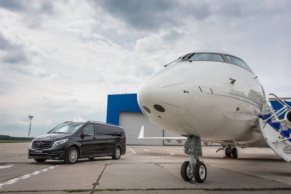 多莫杰多沃 莫斯科 俄罗斯 2016年6月3日 私人商务喷气式飞机与梅赛德斯奔驰V级豪华轿车与调整套件的Larte设计调谐公司一起显示在国际机场 — 图库照片