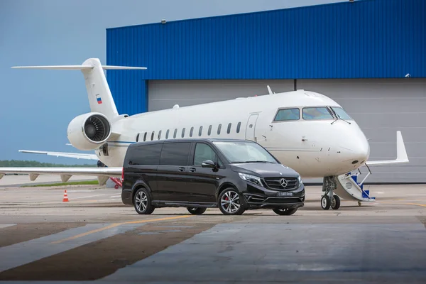 Domodedovo, Moskova, Rusya - 03 Haziran 2016: Larte Design Tuning Company'nin tuning kiti ile Mercedes Benz V sınıfı lüks otomobilile özel business Jet uçağı uluslararası havaalanında birlikte gösterildi