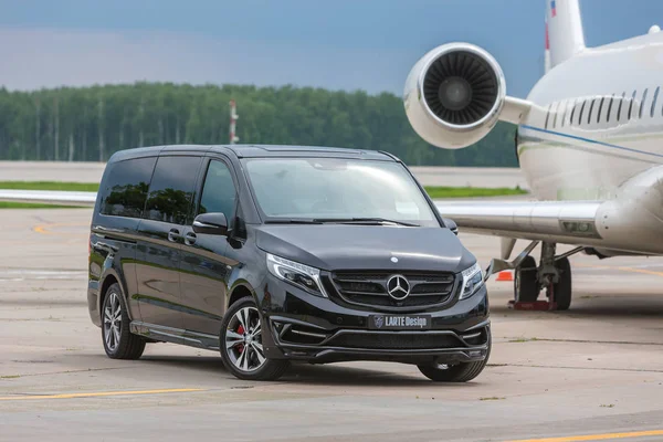 Domodedovo, Moskova, Rusya - 03 Haziran 2016: Larte Design Tuning Company'nin tuning kiti ile Mercedes Benz V sınıfı lüks otomobilile özel business Jet uçağı uluslararası havaalanında birlikte gösterildi
