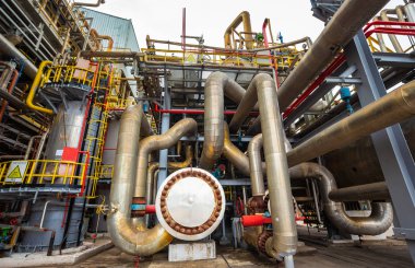 Togliatti, Samara bölgesi / Rusya - 08 Nisan 2019. Kimya tesisi. Bir metanol fabrikasının boru işleri.