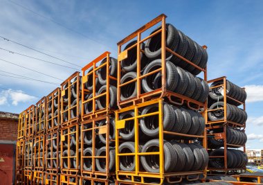 Togliatti, Samara bölgesi / Rusya Eylül, 17 2019 Yeni Pirelli Chinturato lastikleri bir lastik mağazasında satışa sunuldu. Açık gökyüzünün altındaki depoda araba lastikleri