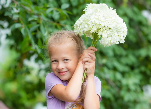 Dívka Květinami Zahradě Letní Čas Městem Dovolená Mimo Město — Stock fotografie