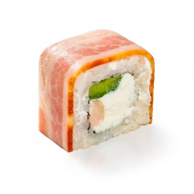 Suşi rulosu beyaz arkaplanda izole edildi