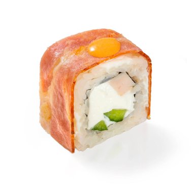 Suşi rulosu beyaz arkaplanda izole edildi